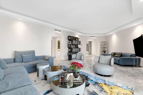 Modern and Large apartment in the heart of Puerto Banus