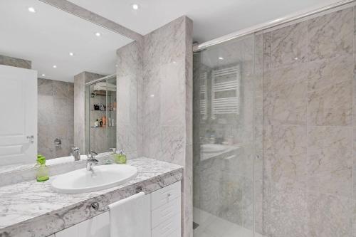 Modern and Large apartment in the heart of Puerto Banus