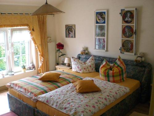 a bedroom with a bed and a couch and a window at Ferienwohnung Ferien im Dorf in Bleckhausen
