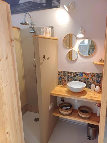 A bathroom at Moon
