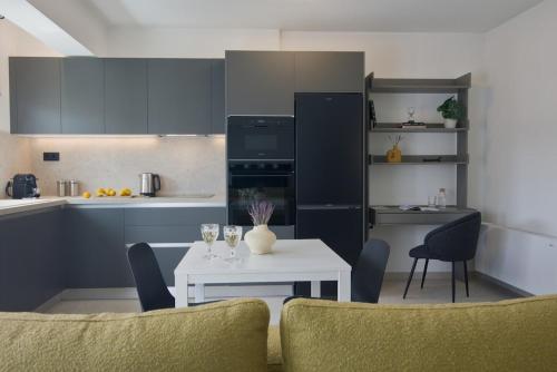 The Heart Of Glyfada - Modern Apartment by ΜΡS