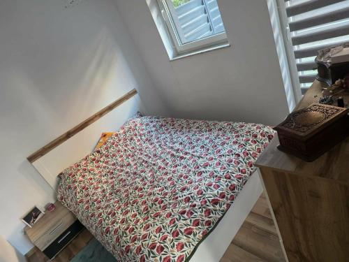 an attic room with a bed and a window at Apartament M&G in Jarosław