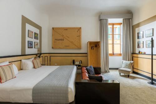 ein Schlafzimmer mit einem Bett und einer Uhr an der Wand in der Unterkunft AdAstra Suites in Florenz