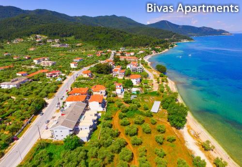 una vista aérea de una ciudad junto al océano en Bivas Apartments, en Limenas