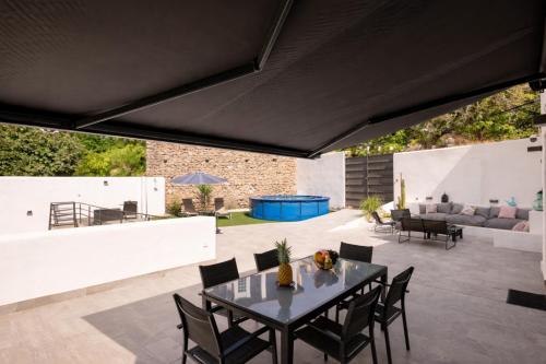 an outdoor patio with a table and chairs at Comeback el Rinconcito de Guajar in Guájar-Faragüit