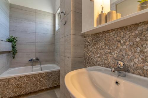 Balos Breeze Seaside House - Walk to Beach