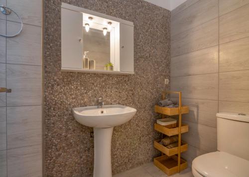 Balos Breeze Seaside House - Walk to Beach