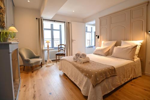 a bedroom with a bed with two towels on it at Chambres d'hôtes de La Tour Morillon in Saint-Amand-Montrond