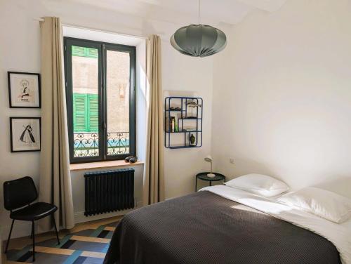 a bedroom with a bed and a window at Chez flader, deux pièces de 55m2 centre historique in Langeac
