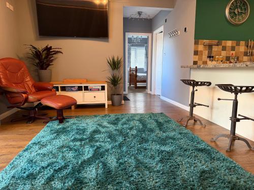 a living room with a green rug on the floor at The Escape in Wirksworth