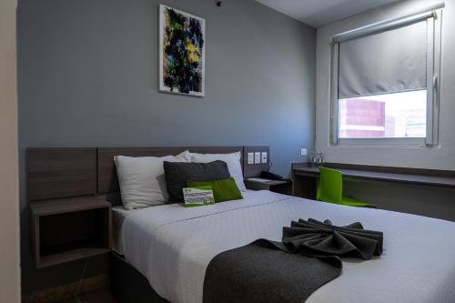 ein Schlafzimmer mit einem Bett, das mit einer schwarzen Schleife verziert ist in der Unterkunft SR Hotel in Guadalajara