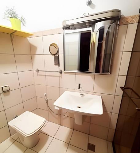 a bathroom with a sink and a toilet at Expo SP, Metrô e Congonhas in São Paulo
