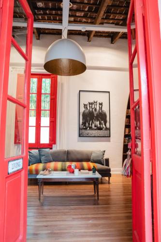 a living room with a couch and a table at Casa Cielo Cardenal in Concepción del Uruguay