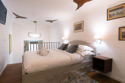 Central Bright Loft with FREE Private Parking