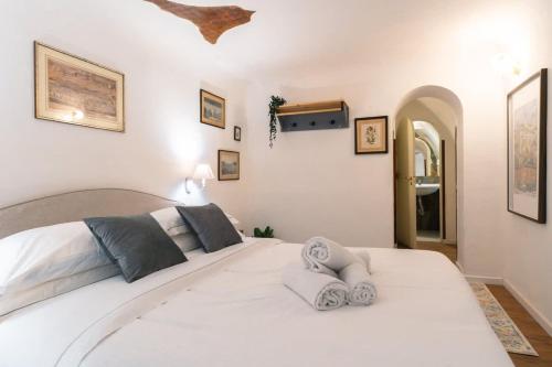 Central Bright Loft with FREE Private Parking
