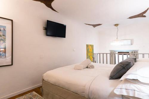 Central Bright Loft with FREE Private Parking