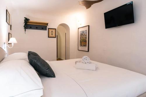 Central Bright Loft with FREE Private Parking
