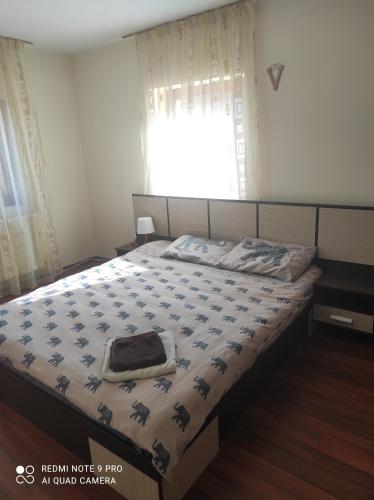 ein Bett in einem Zimmer mit Fenster in der Unterkunft Forest Vila in Buşteni