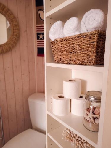 a bathroom with a rack of toilet paper and a basket at L'Indus -HyperCentre-WIFI-2à4pers in Saint-Nazaire