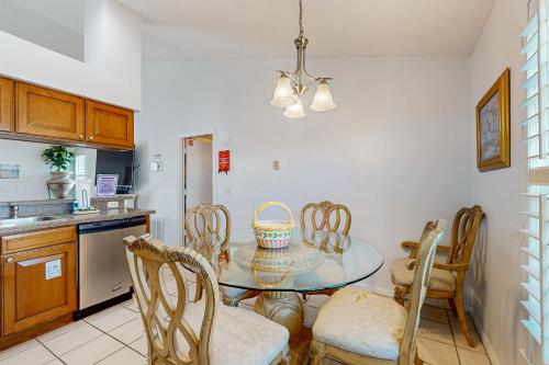 Dog-friendly getaway with private pool, tennis & AC - near theme parks photo 13