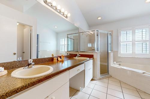 Dog-friendly getaway with private pool, tennis & AC - near theme parks photo 4
