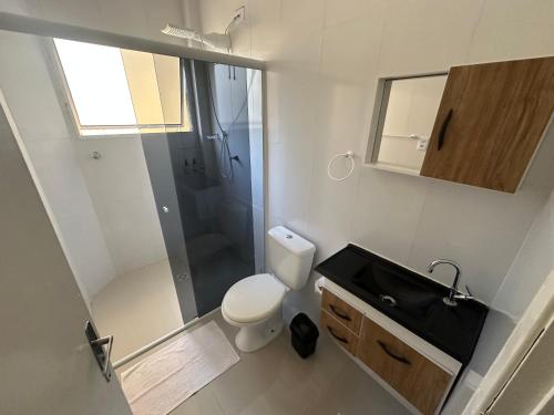 a bathroom with a toilet and a shower and a sink at Apartamento Premium Liberdade in São Paulo