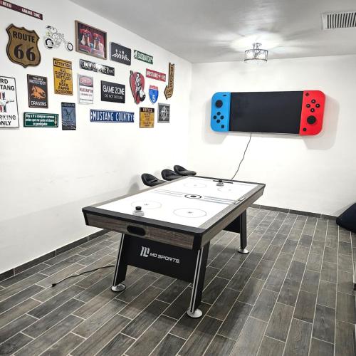 a ping pong table in a room with a tv at Vane's House Consulado in Ciudad Juárez