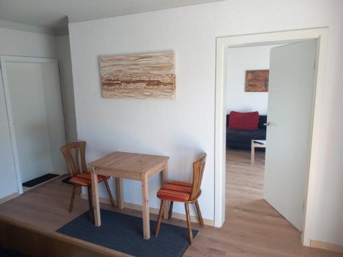 a dining room with a table and two chairs at Privatunterkunft Kaning in Kaning