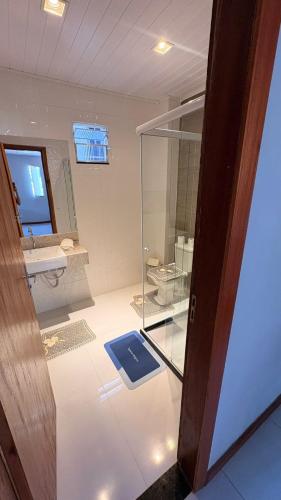 a bathroom with a glass shower and a toilet at Refúgio no Interior in Domingos Martins