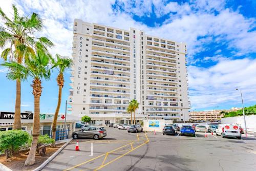 Oceanview Paradise 2BR: High-Speed WiFi & Office | Walk to Beach & Restaurants