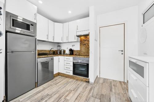 Oceanview Paradise 2BR: High-Speed WiFi & Office | Walk to Beach & Restaurants
