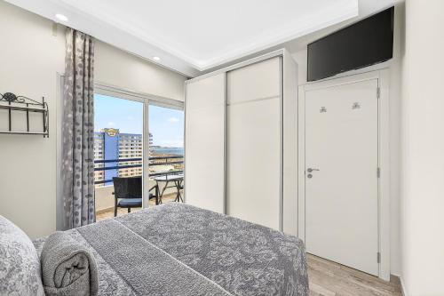 Oceanview Paradise 2BR: High-Speed WiFi & Office | Walk to Beach & Restaurants
