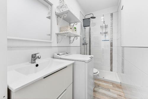 Oceanview Paradise 2BR: High-Speed WiFi & Office | Walk to Beach & Restaurants