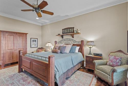ein Schlafzimmer mit einem Bett, einem Ventilator und einem Stuhl in der Unterkunft Mountain Lilly in Lenoir