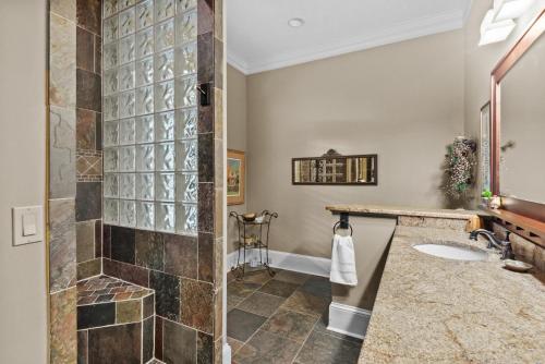 ein Badezimmer mit Dusche und Waschbecken in der Unterkunft Mountain Lilly in Lenoir