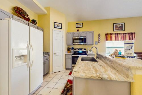 Home in gated community w/private heated pool, air hockey, tennis, clubhouse photo 6