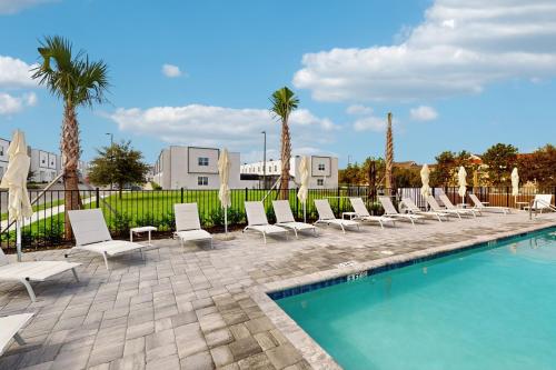 Dog-friendly radiant & modern townhome with private pool, patio, AC, & W/D photo 8