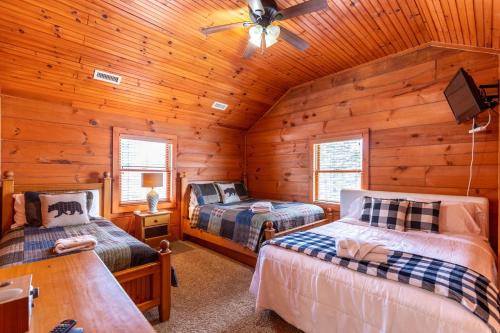 a bedroom with two beds in a log cabin at Rosey Outlook in Boone