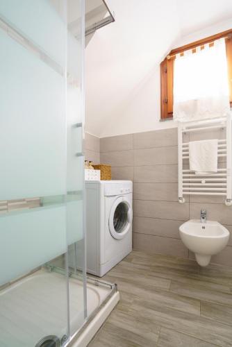 a bathroom with a washing machine and a sink at Ca da maina in Riomaggiore