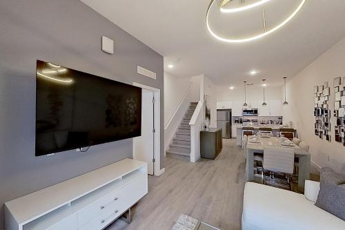 Dog-friendly radiant & modern townhome with private pool, patio, AC, & W/D photo 7