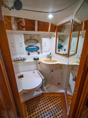 a small bathroom with a sink and a toilet at Master&Commander in Valencia