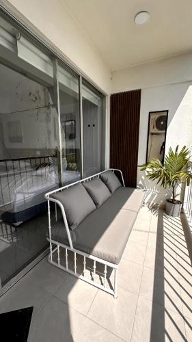 a bed sitting on a balcony in a room at Suite con vista al mar Acapulco in Acapulco