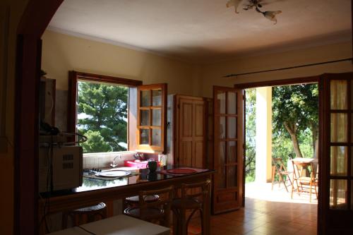 CiaramitiにあるVilla Soleのキッチン(カウンター付)、パティオに面したドアが備わります。