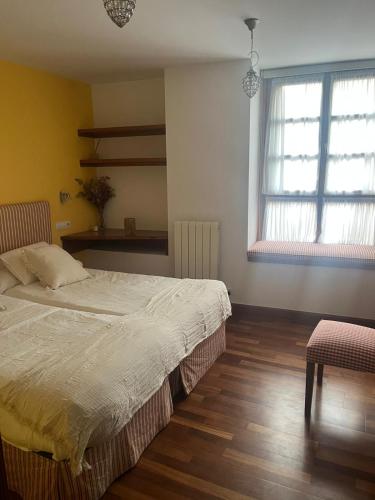 a bedroom with a bed and a window at Casa de La Consentida in Elciego
