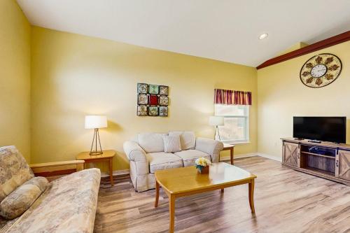 Home in gated community w/private heated pool, air hockey, tennis, clubhouse photo 5