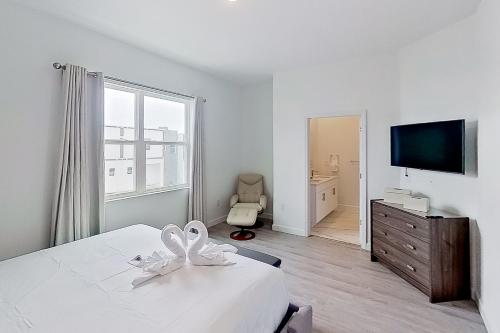 Dog-friendly radiant & modern townhome with private pool, patio, AC, & W/D photo 25