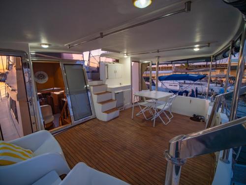 a view of the living room of a boat at Master&Commander in Valencia