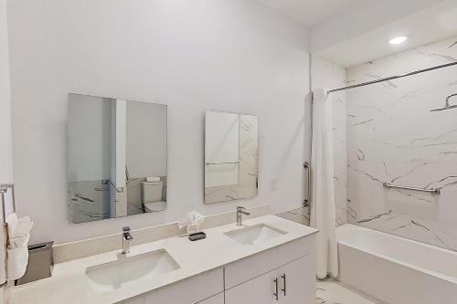 Dog-friendly radiant & modern townhome with private pool, patio, AC, & W/D photo 4