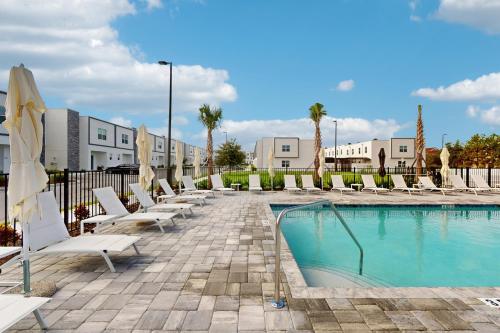 Dog-friendly radiant & modern townhome with private pool, patio, AC, & W/D photo 5