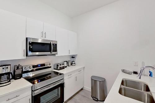 Dog-friendly radiant & modern townhome with private pool, patio, AC, & W/D photo 22